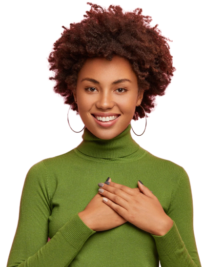 Jovem negra vestindo moletom verde e sorrindo